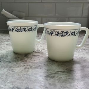 Set of 2 Vintage Pyrex mugs